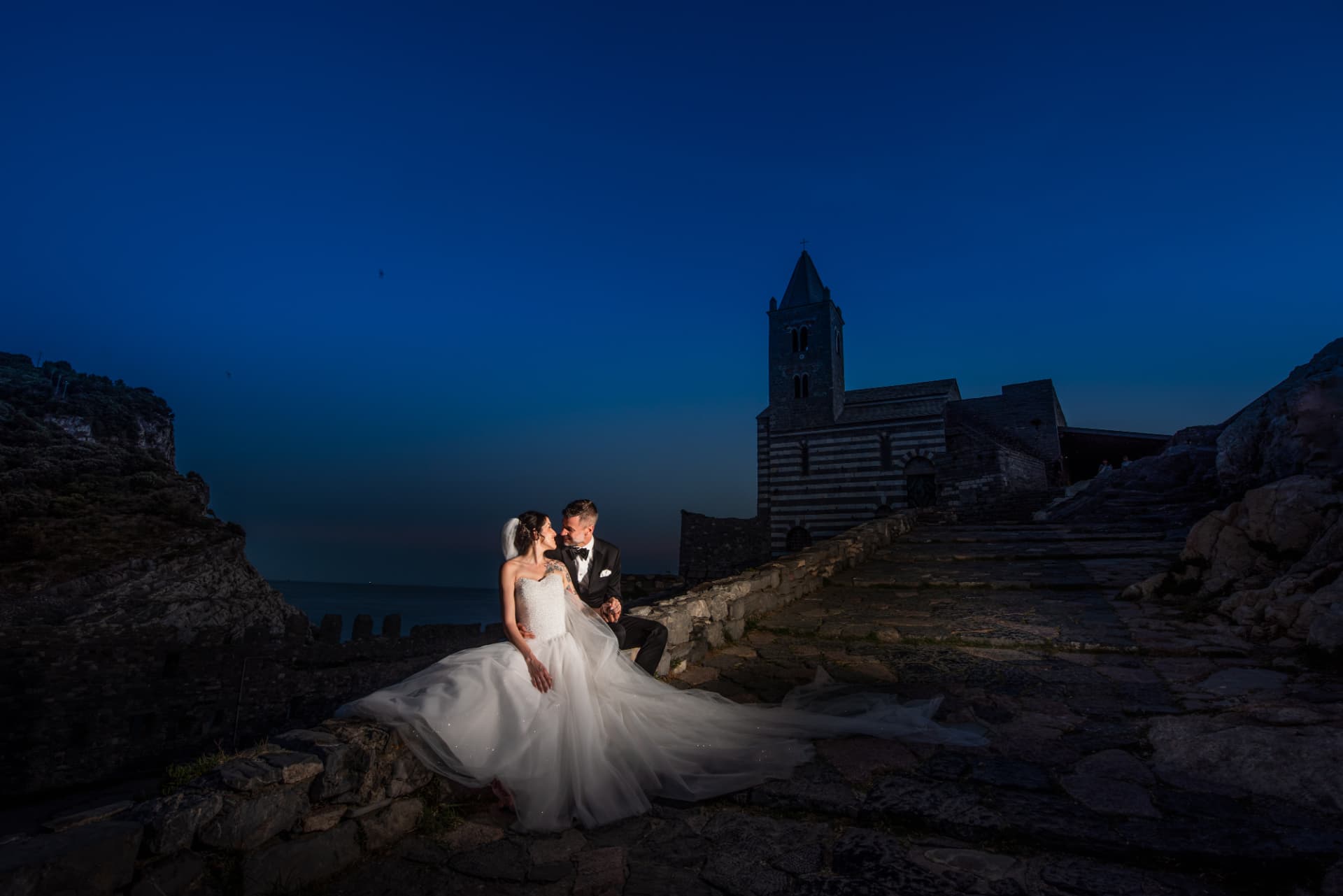 Gli sposi davanti alla chiesa di San Pietro nell'ora blu