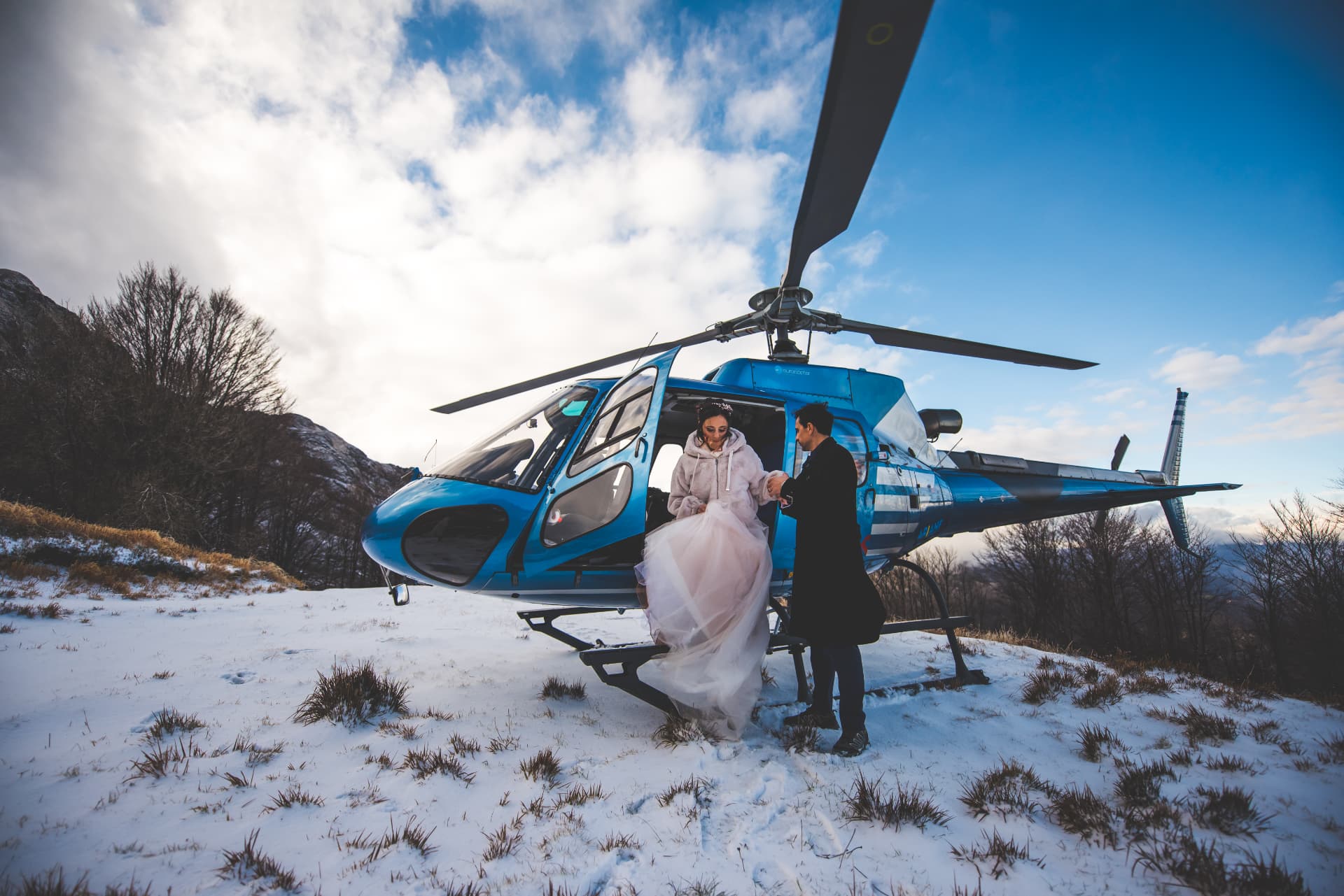 La sposa scende dall'elicottero sulla neve