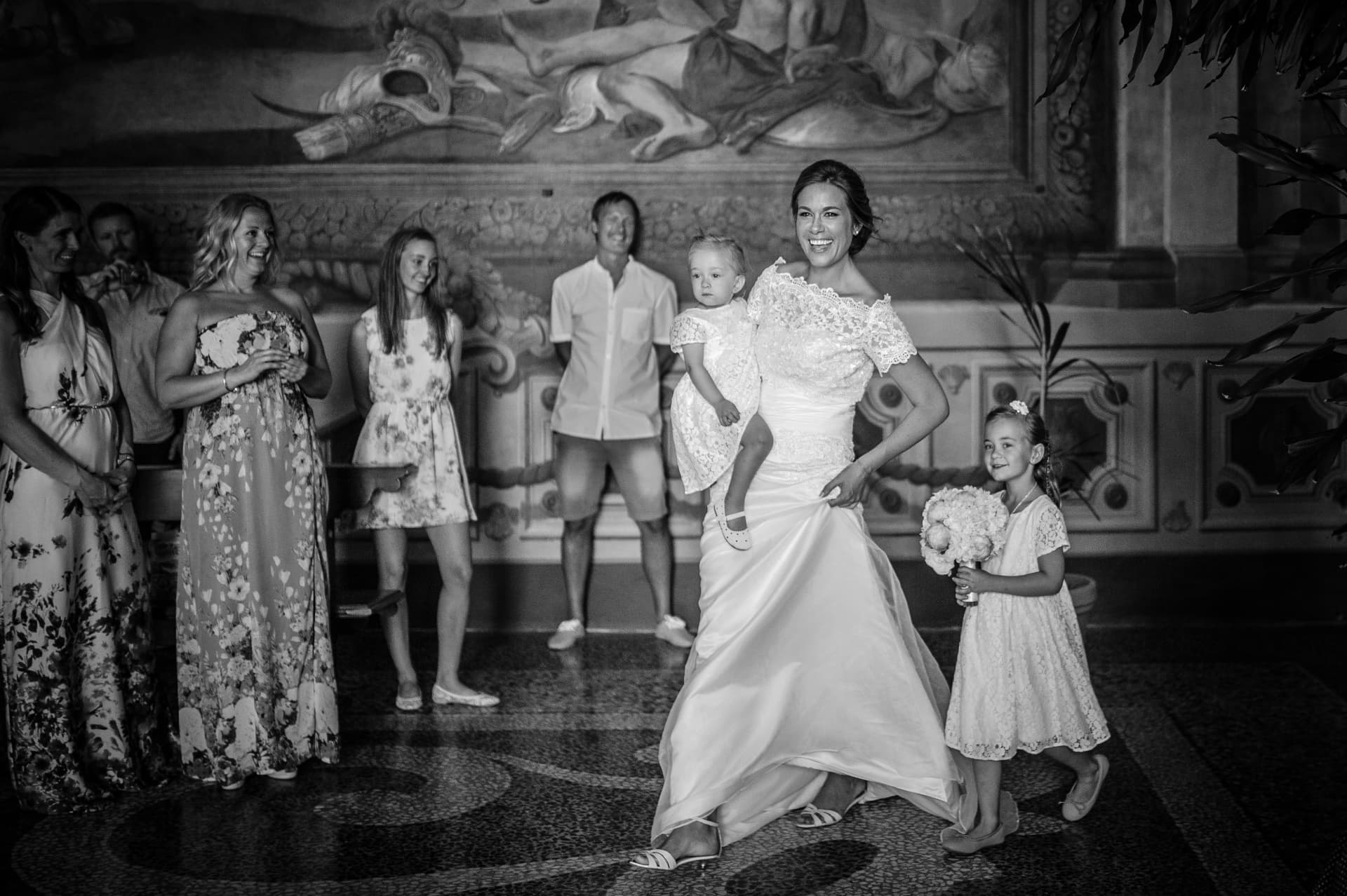 Ingresso della sposa in sala con una bambina in braccio