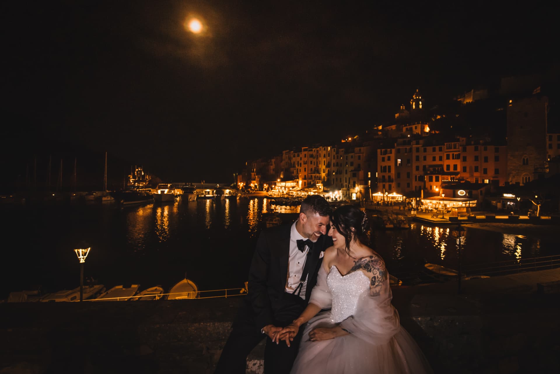 Gli sposi di notte con Portovenere illuminata sullo sfondo