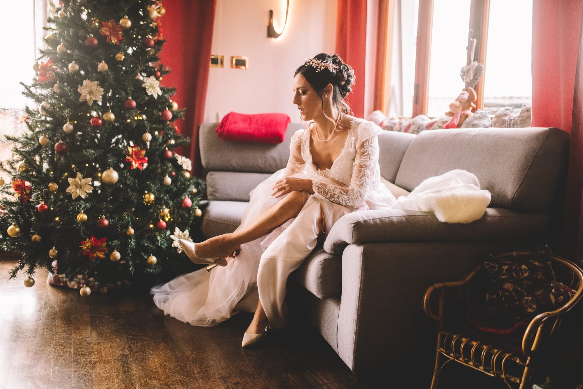 La sposa si prepara sul divano accanto all'albero di Natale