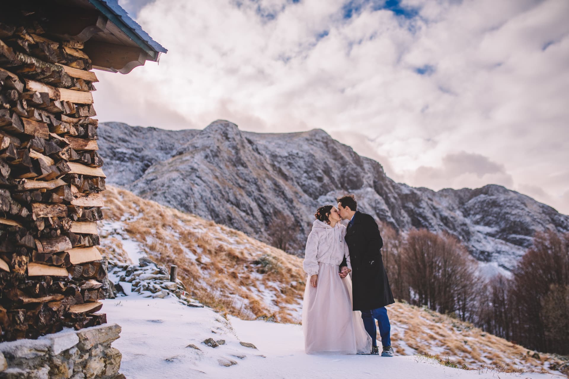 Bacio degli sposi nel paesaggio innevato al tramonto
