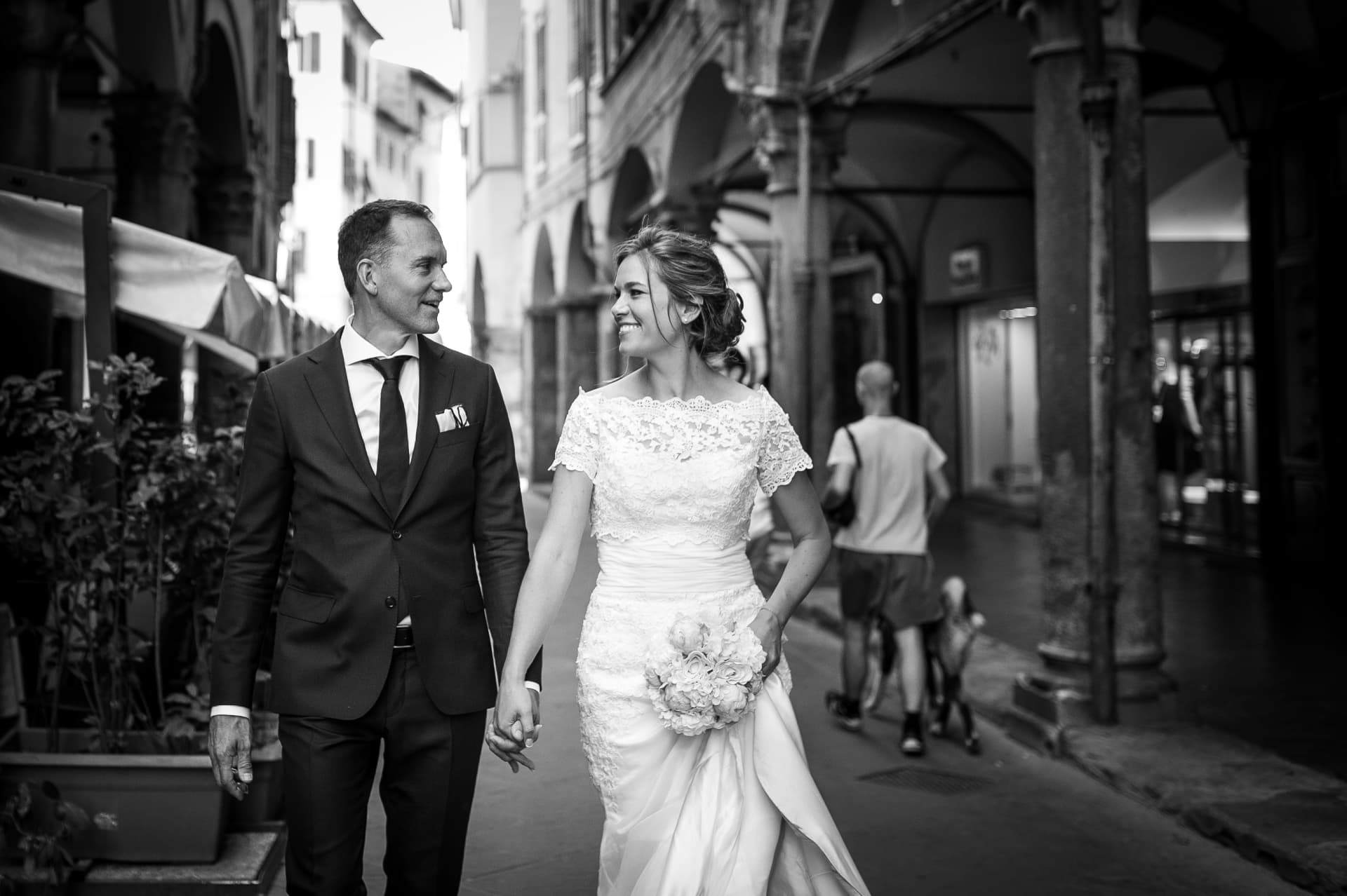 Sposi che camminano sotto i portici guardandosi