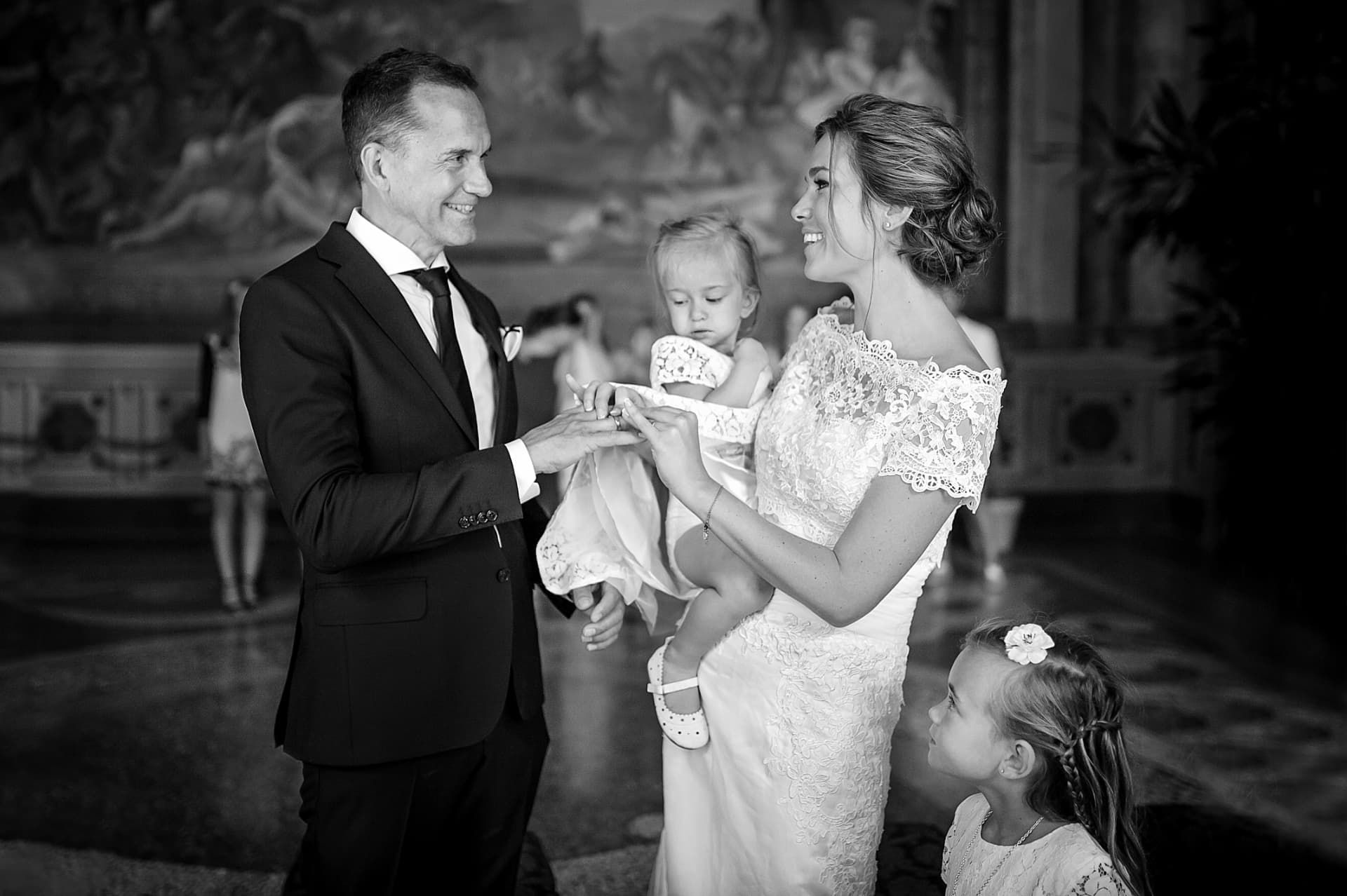 Scambio degli anelli con le bambine accanto agli sposi