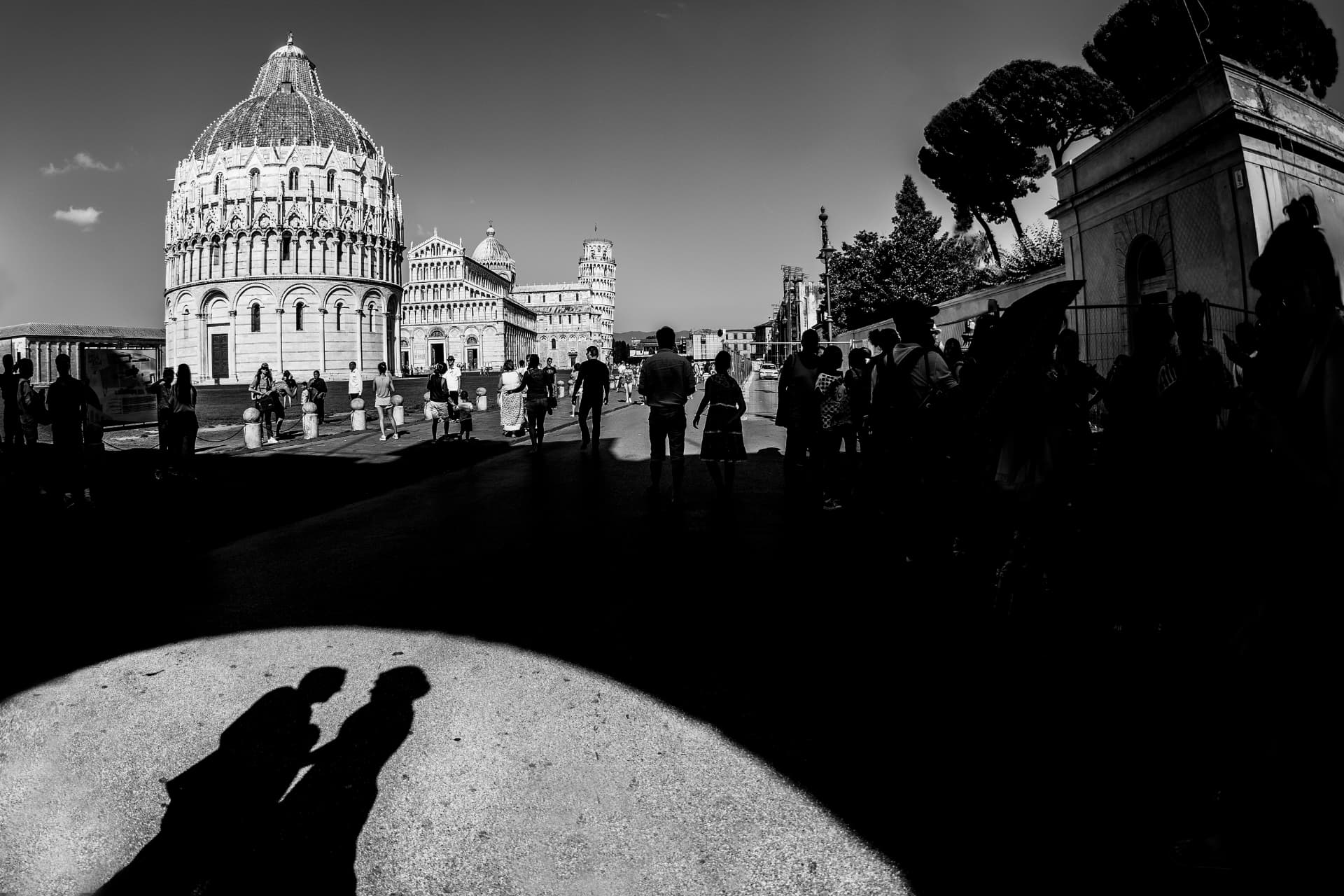 Piazza dei Miracoli in controluce, l'ombra degli sposi proiettata sulla pietra
